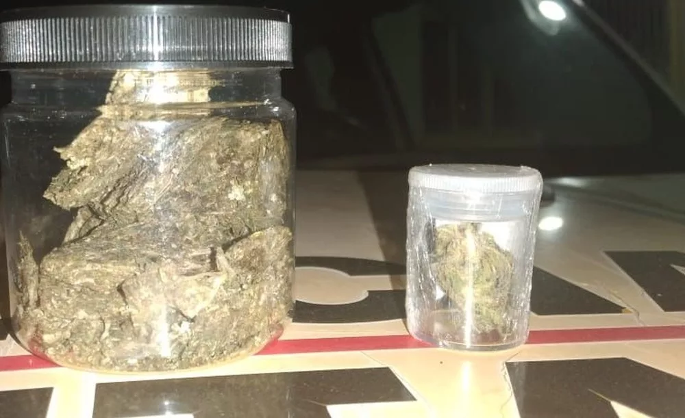 Passageira é presa com maconha e skunk em ônibus, em Ubá