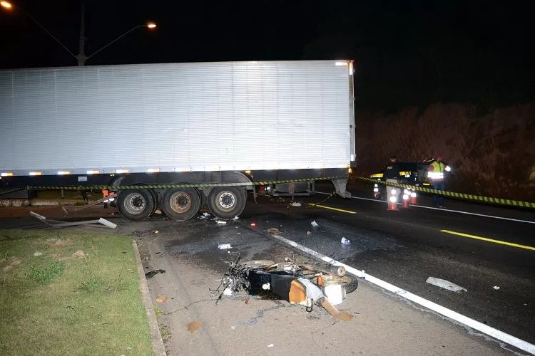 Motociclista morre em acidente com carreta na BR-116, em Muriaé