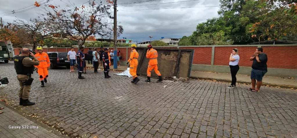 Cobertura de ponto de ônibus desaba sobre um adolescente