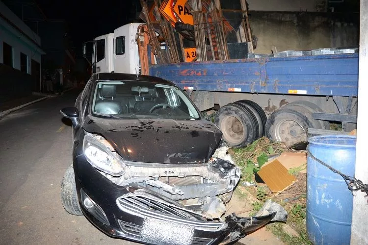 Homem furta caminhão, bate e abandona o veículo em Bom Jesus da Cachoeira