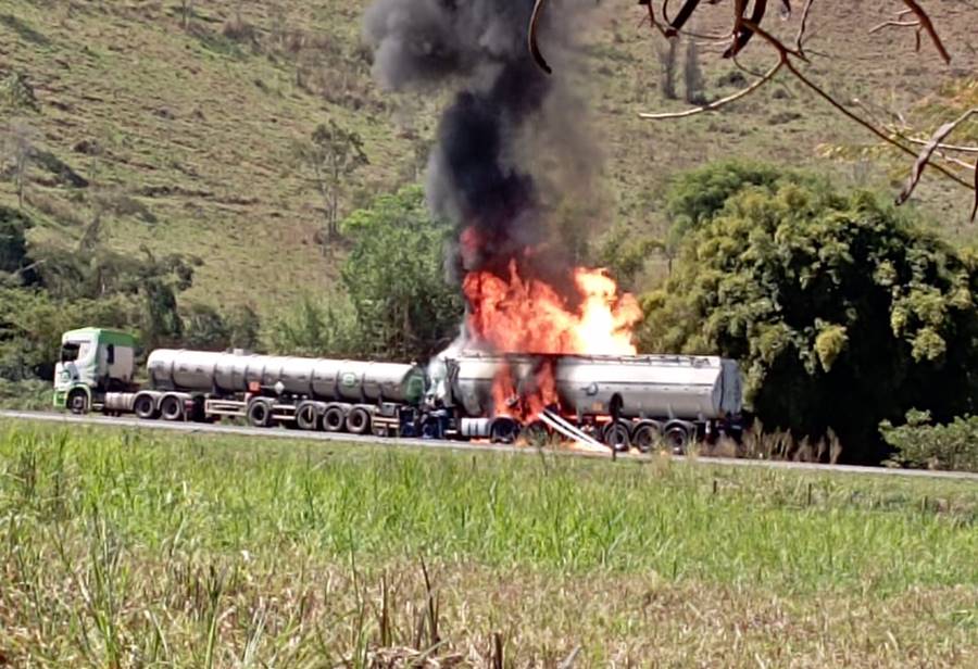 Caminhoneiro morre após colisão traseira na BR-116 em Além Paraíba