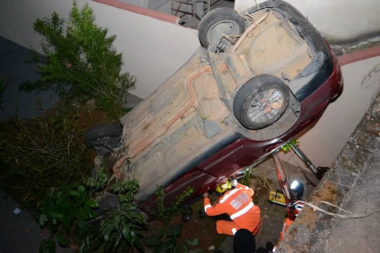 Motorista perde controle de carro e cai em residência em Muriaé