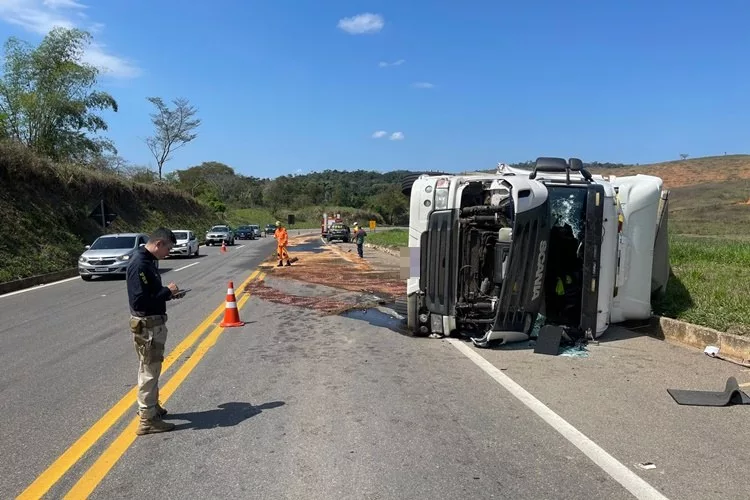 Carreta tomba na BR-116 e Bombeiros contêm vazamento de combustível