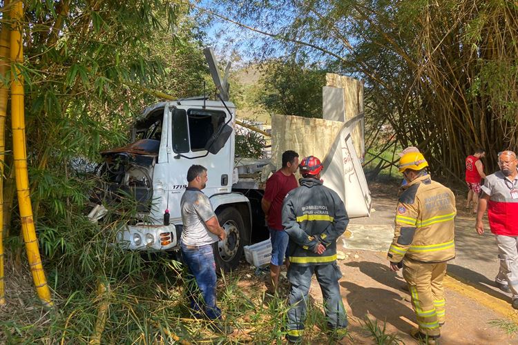 Caminhão bate em barranco próximo ao distrito de Boa Família