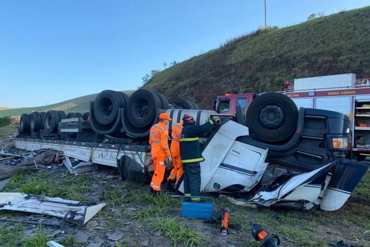 Carreta tomba e motorista morre na BR-116, próximo a Muriaé