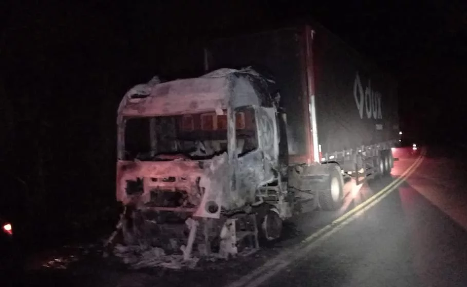 Cabine de carreta pega fogo na MGC-120 em Cataguases