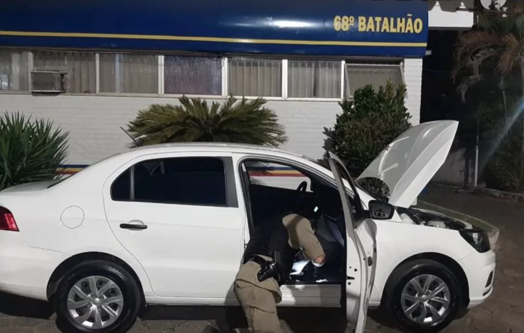 Carro roubado e clonado é apreendido pela PM em Leopoldina