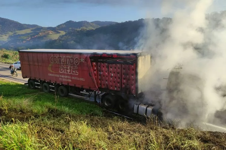 Carreta carregada de cerveja pega fogo na BR-356, em Muriaé