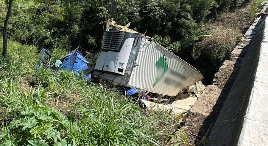 Carreta cai de ponte e motorista fica ferido na BR-267 em Argirita