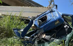 Carreta cai de ponte