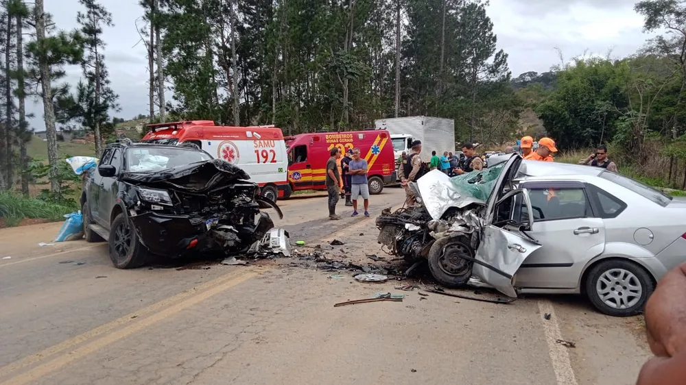 Avós e neta morrem em acidente com dois veículos em Rio Pomba