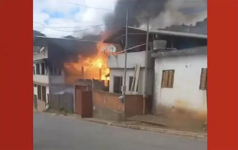 Fogo destrói casa com quase 60 botijões de gás em Viçosa