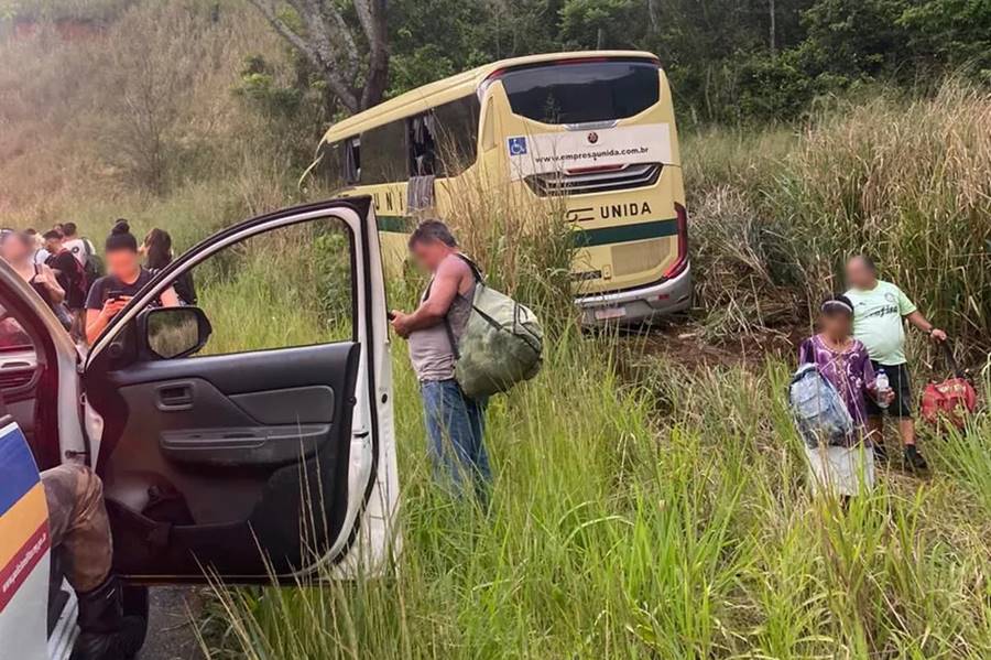 Ônibus sai da pista e bate em árvore na Serra de São Geraldo