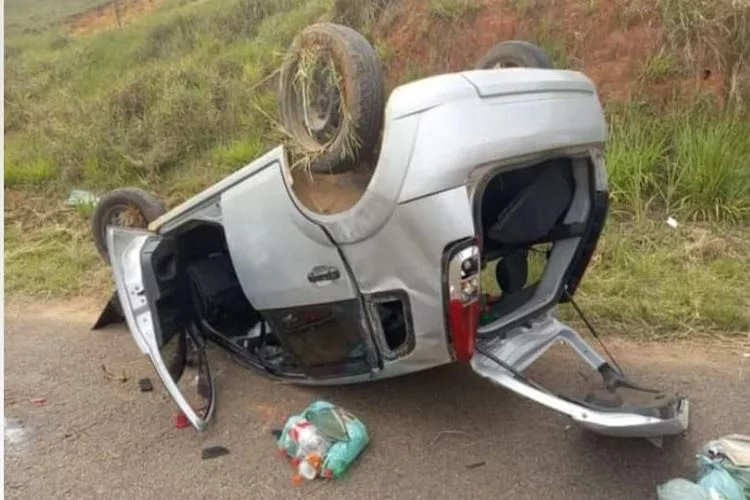 Carro capota próximo a Barão de Monte Alto e duas pessoas ficam feridas