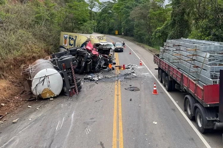 Motorista de carreta morre em colisão na BR-116, em Muriaé