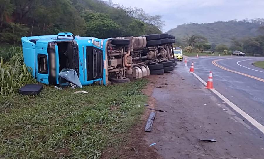 Carreta carregada com café tomba na rodovia BR-116