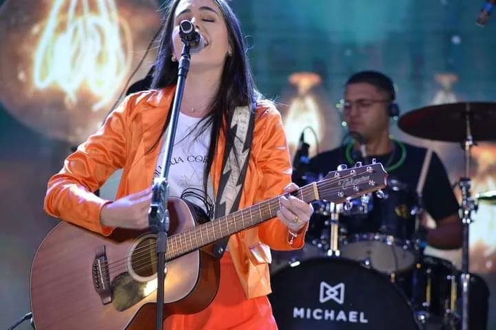 Cantora e compositora cataguasense Dani Elle lança novo single