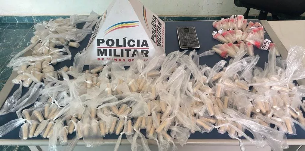 PM prende duas pessoas e apreende cocaína em Além Paraíba