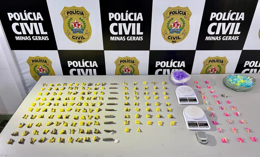 PCMG prende quatro pessoas e apreende 700 pinos de cocaína em Ubá