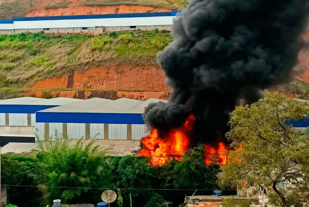 Incêndio destroi galpão de fábrica de móveis em Ubá