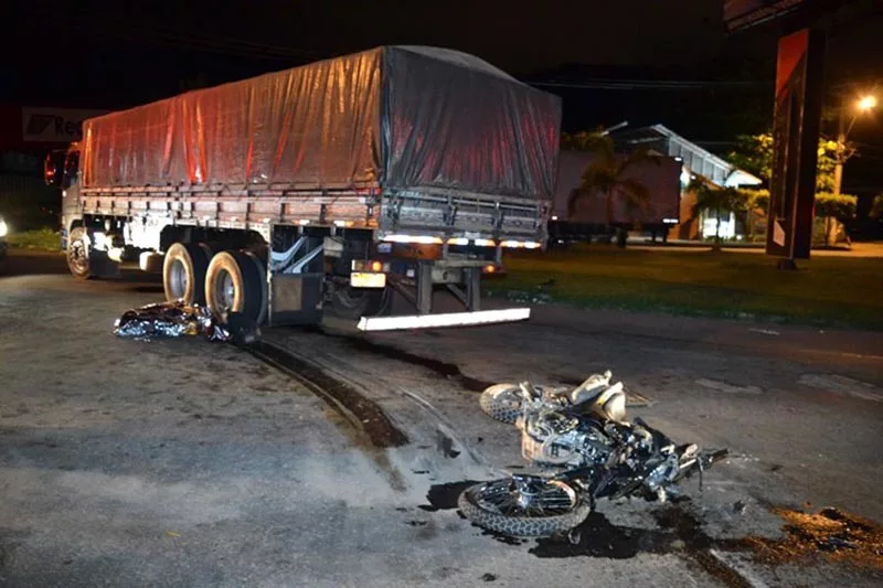 Motociclista morre em acidente com caminhão na BR-116, em Muriaé