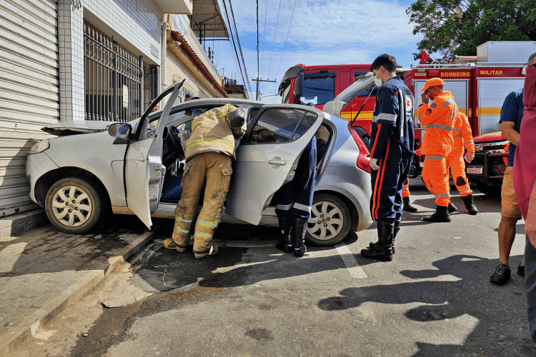 Homem morre ao volante e carro bate na garagem em Muriaé
