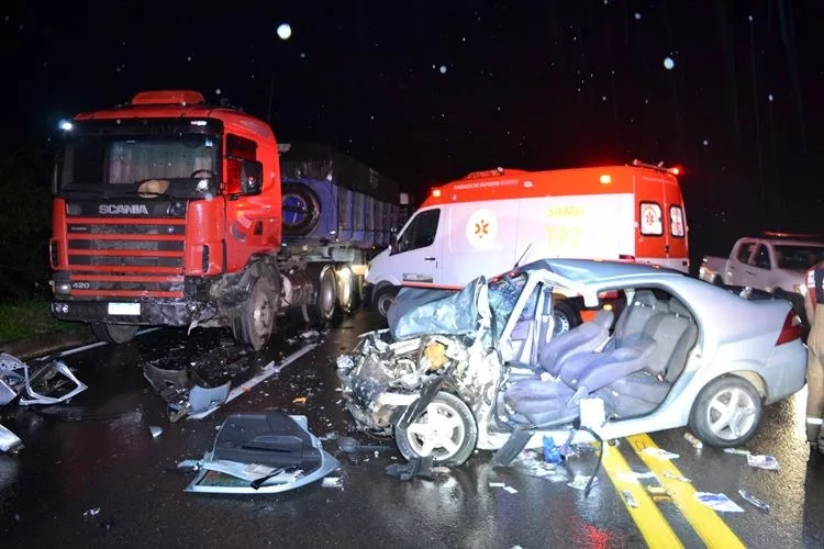 Acidente na BR-116 entre carro e caminhão deixa condutor preso às ferragens