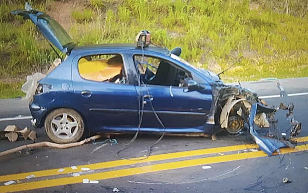 Carro e carreta batem na BR-116 e uma pessoa fica ferida