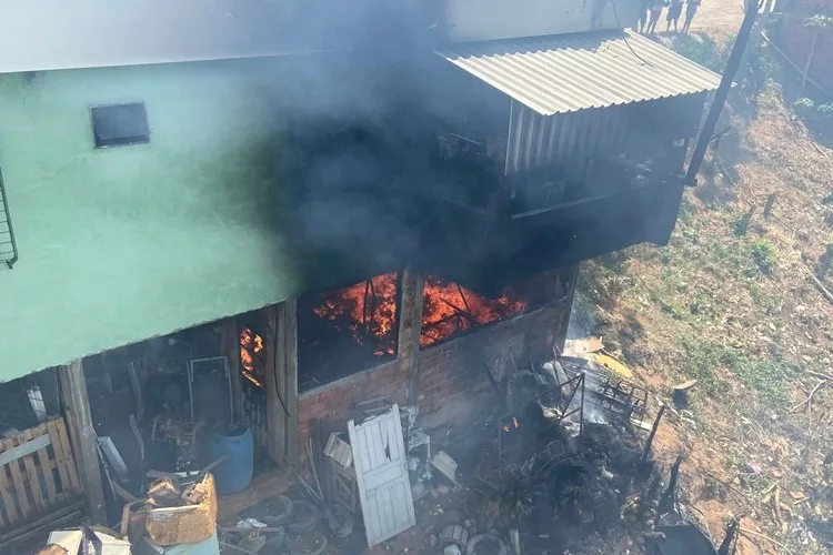 Incêndio de grandes proporções destrói casa em Muriaé