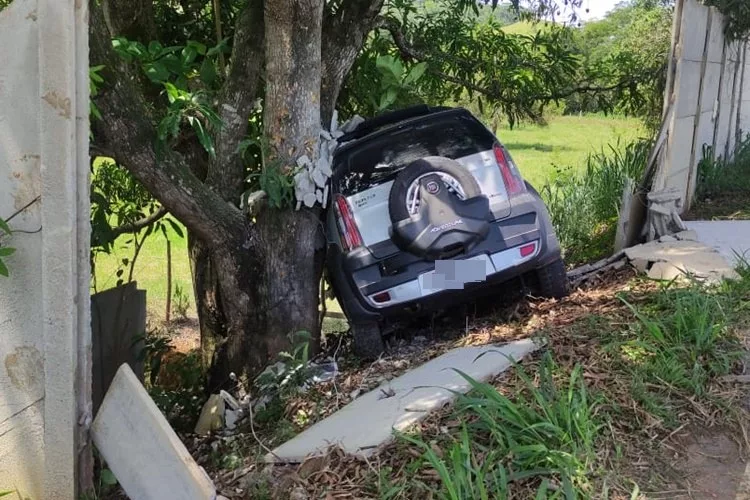 Veículo sai da pista na estrada Miraí-Muriaé