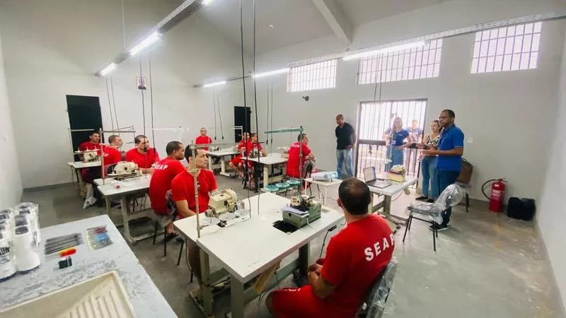 Presos da Penitenciária de Muriaé iniciam produção de aventais para procedimentos médicos e industriais