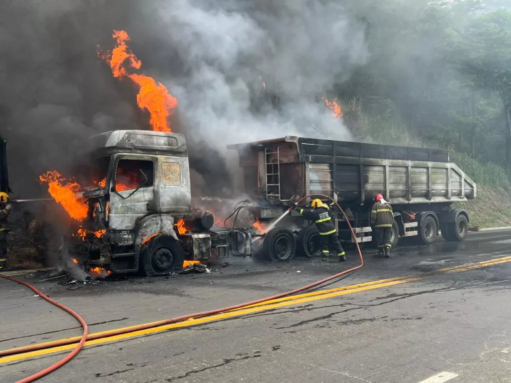 Carreta com minério pega fogo na BR-116, em Muriaé