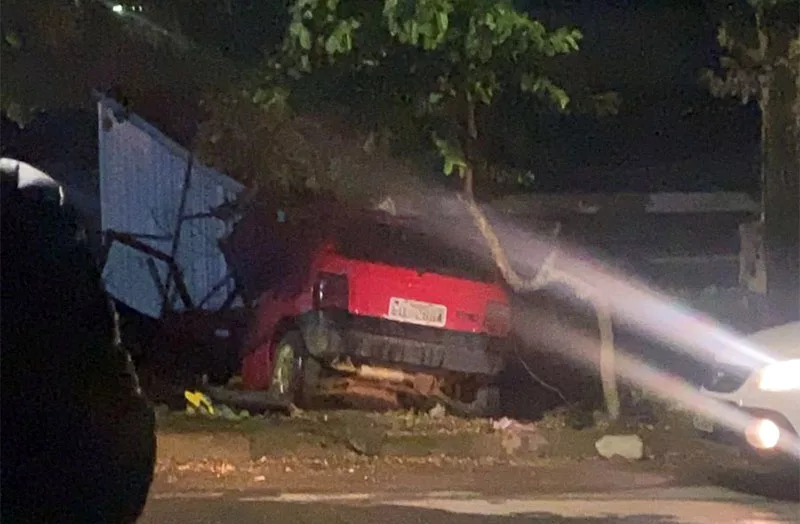 Carro desgovernado bate em muro e uma pessoa morre