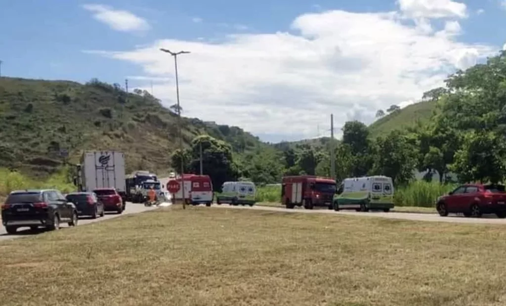 Mulher cai de motocicleta, é atropelada e morre em Além Paraíba