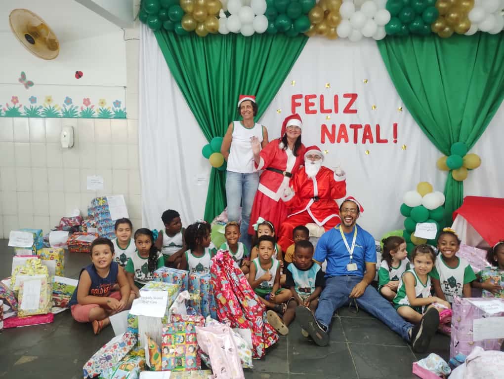 Escola Municipal Folhinha Verde recebe o Papai Noel dos Correios