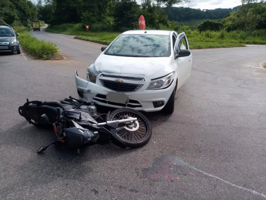 Motociclista fica ferida em colisão próximo a Barão de Camargo