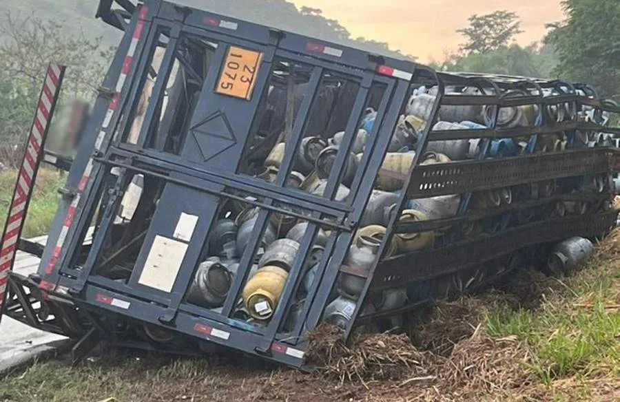 Acidente deixa caminhoneiro ferido na estrada Cataguases-Leopoldina