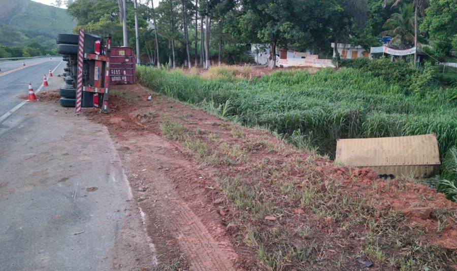 Carreta que transportava contêineres tomba na BR-116, em Laranjal