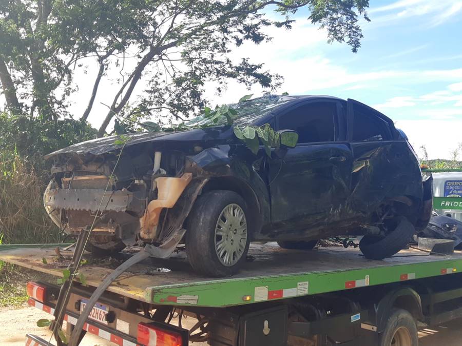 Carro cai em ribanceira e bate em árvore na BR-267