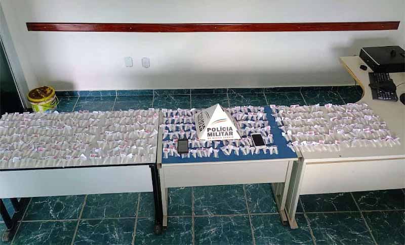 Polícia Militar apreende 450 tubos de cocaína em Além Paraíba