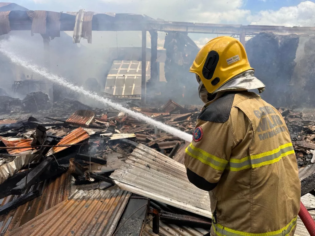 Bombeiros divulgam provável causa do incêndio na Indústria Ponte Nova