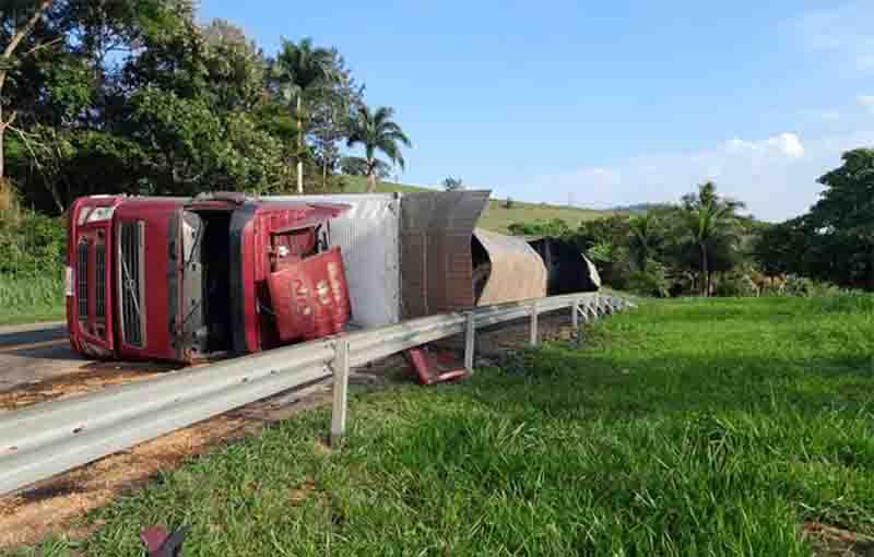 Carreta carregada com carvão tomba na BR-116, em Laranjal