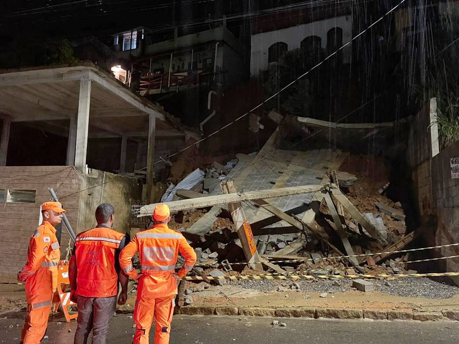 Barranco desaba danificando dois imóveis em Leopoldina