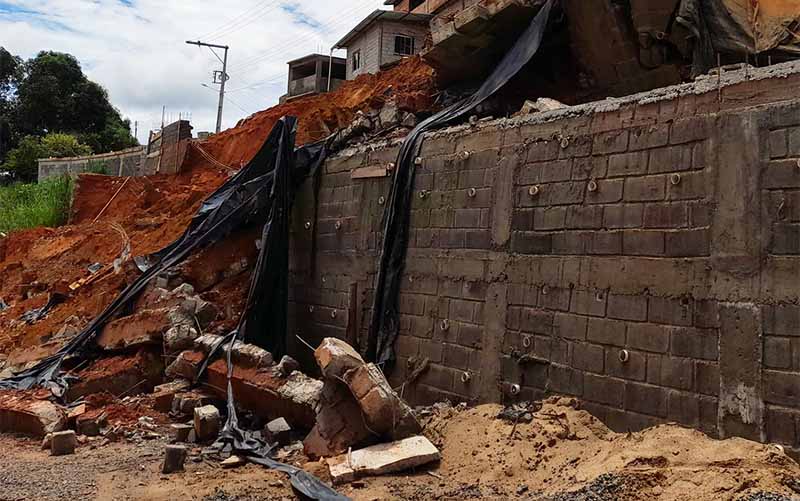 Muro de contenção – ainda em obras – cai em Santana de Cataguases
