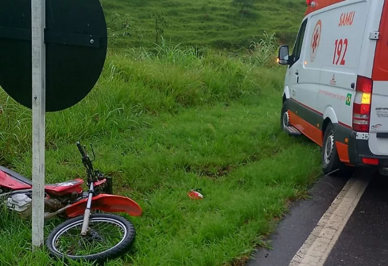 Motociclista morre após bater em caminhão de coleta de lixo