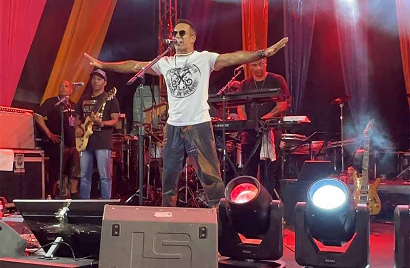 Multidão lota Praça Dona Catarina e canta ao som de Beto Kauê