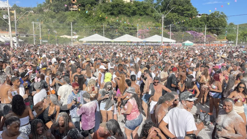 Multidão faz a festa no Bloco da Farinha neste domingo de Carnaval