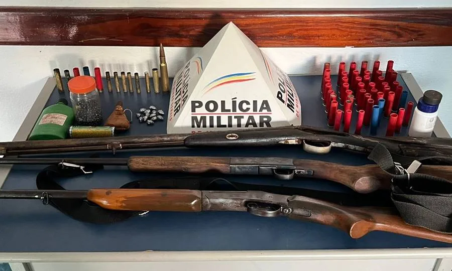 PM apreende armas em Santo Antônio do Aventureiro