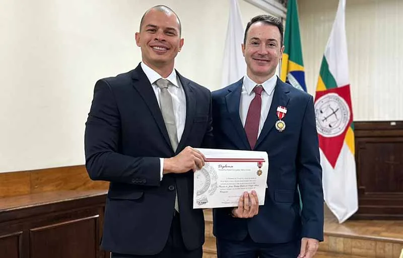 Promotor Rodrigo Ladeira recebe a Medalha Hélio Costa