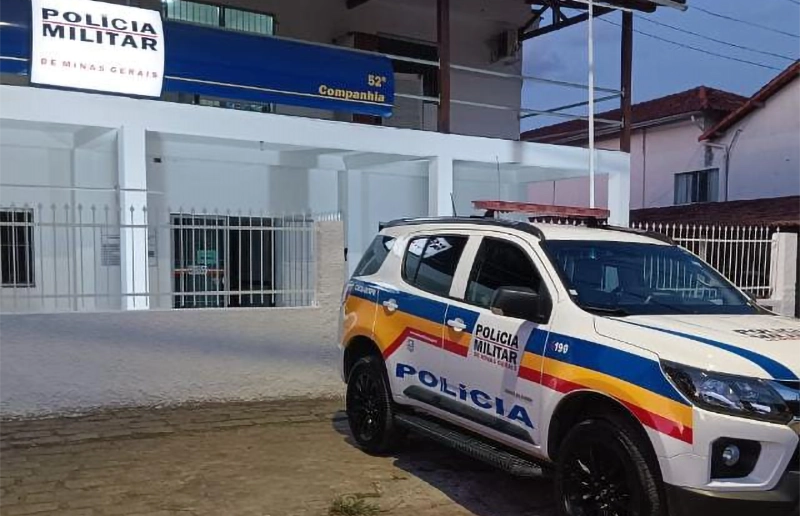 Homem cai do telhado ao fugir da polícia e é preso em Além Paraíba